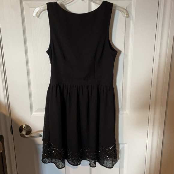 Black ae peephole dress. Super flattering. - Picture 5 of 5